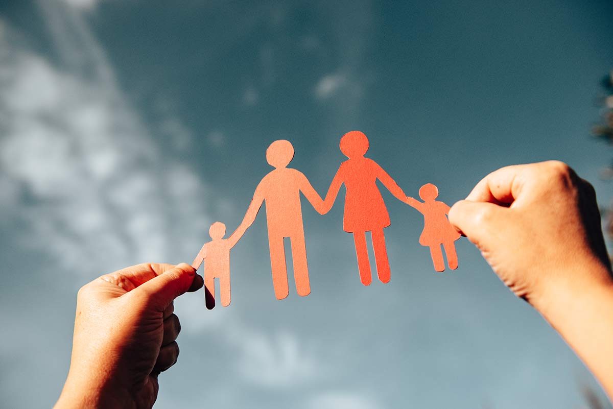 Robin Becker Familienbegleitung, Coaching & Beratung in Bern und Umgebung Familie ausgeschnitten aus farbigem Paper wird von 2 Händen gehalten